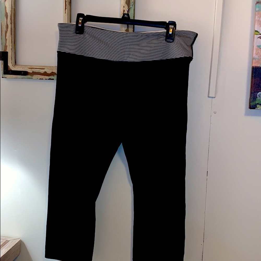 LuLulemon Wunder Under Crops, size 12